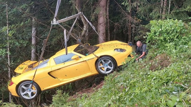 新加坡人奥地利驾保时捷坠山 需砍树吊车救援