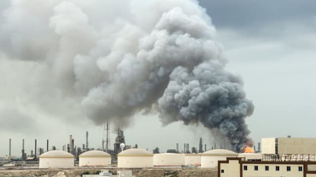 科威特两炼油厂接连遭无人机袭击 引发火患