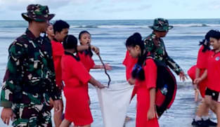 TNI dan pelajar bersihkan Pantai Kuta usai Prabowo sentil masalah sampah di Bali