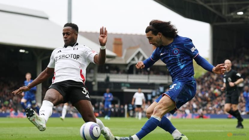 Neto strikes late to keep Chelsea's Champions League hopes alive