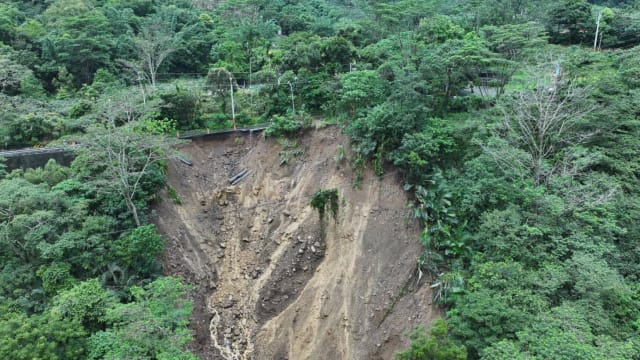 台湾山路塌陷全家坠谷 父亲目睹跳崖救家人