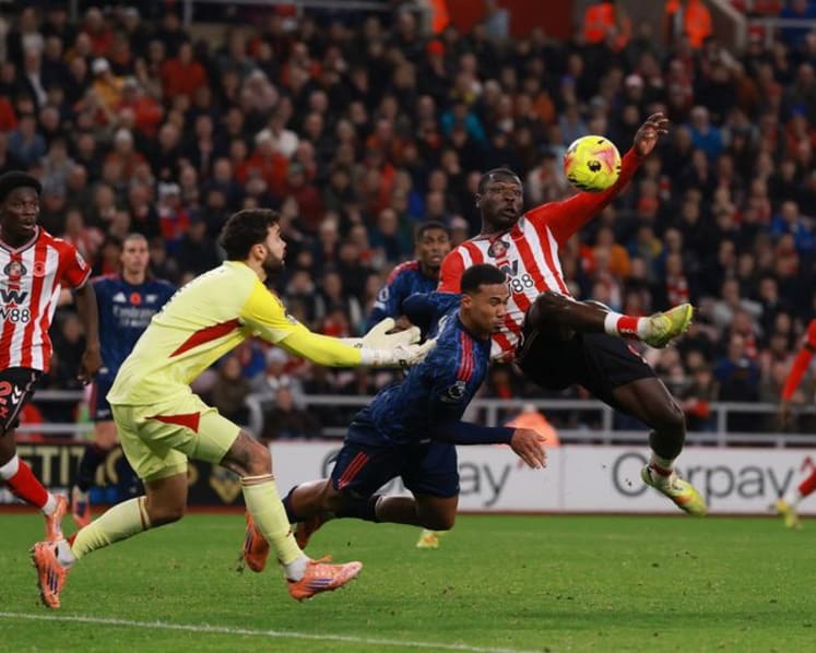 Arsenal's winning streak ends, Chelsea up to second, Man United draw at Spurs