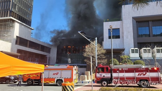 韩国釜山兴建中度假酒店失火 增至六死七伤