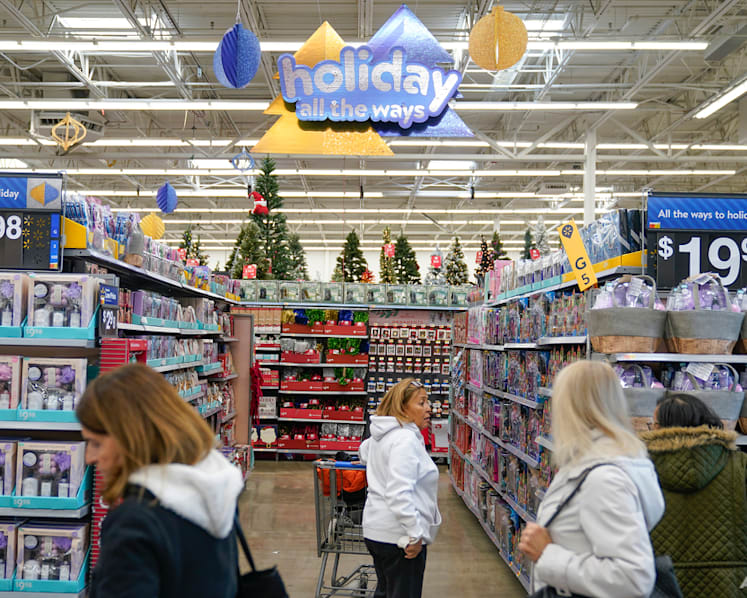 Excess inventories force US retailers to cut prices, offer big discounts this holiday season