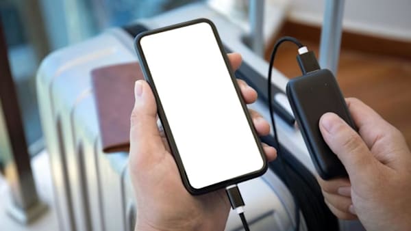 Setiap penumpang berlepas dari SG boleh bawa hanya 2 'power bank' mulai 15 Apr