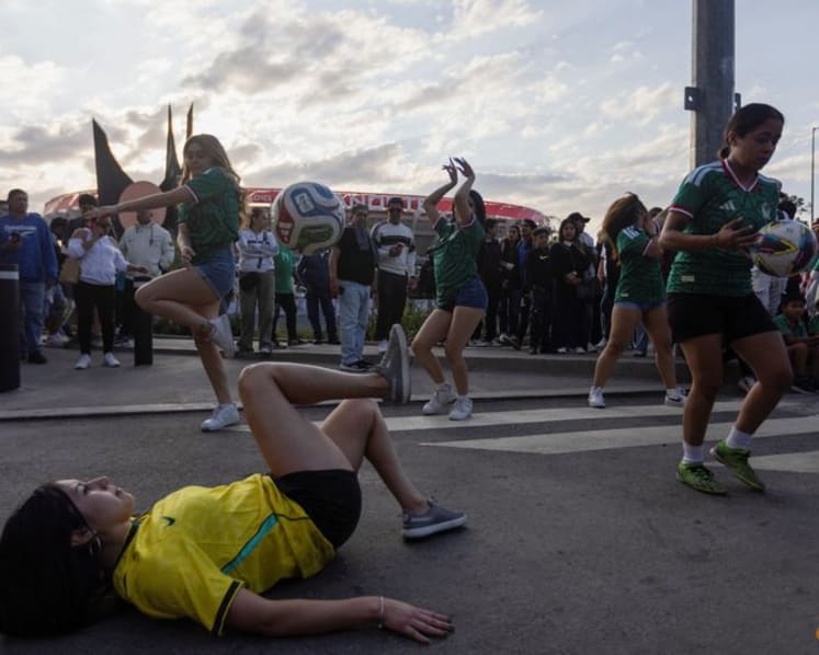 Fans flock to Azteca reopening, brushing off tensions ahead of World Cup