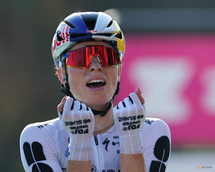 Vollering snatches overall lead in Tour de France Femmes with dramatic stage eight win