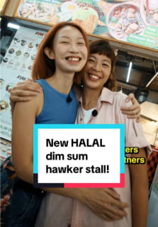 Good friends Vicky and Atiqah met as makeup artists on the set of Ch 5 drama Tanglin. They have now opened a halal dim sum hawker stall together, after a bouncing back from an unsuccessful venture bringing in Haidilao’s instant hotpot sets! #8dayseathawker #8dayseat #halal #dimsum