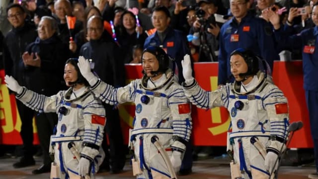 神舟十九号宇航员顺利返回 打破出舱时长纪录