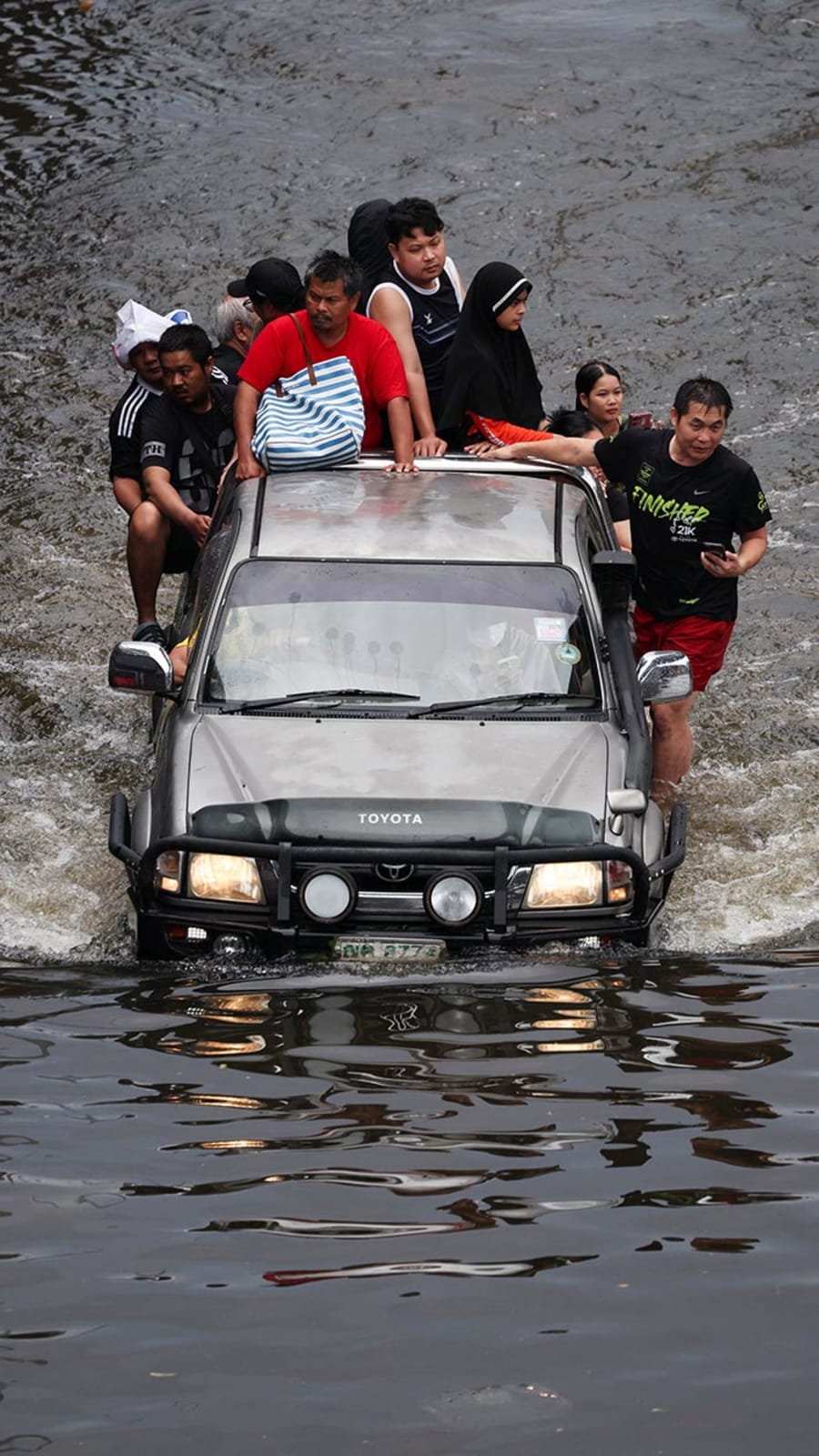 Bangkok floods force thousands into shelters