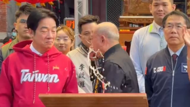 到庙拜年发红包 赖清德被主委呕吐物溅身