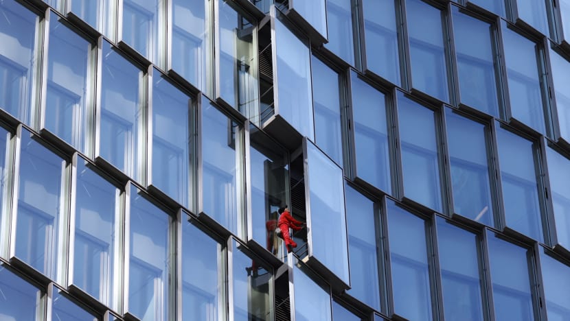 'Spiderman Perancis' panjat pencakar langit Paris tanda bantah undang-undang pencen 
