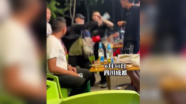乞讨嫌钱少 中国老人竟动手打人