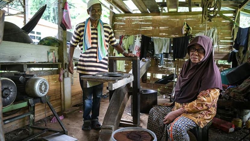 Kopi tradisional warga emas ini abadikan cara lama membuat kopi Kopi tradisional warga emas ini abadikan cara lama membuat kopi