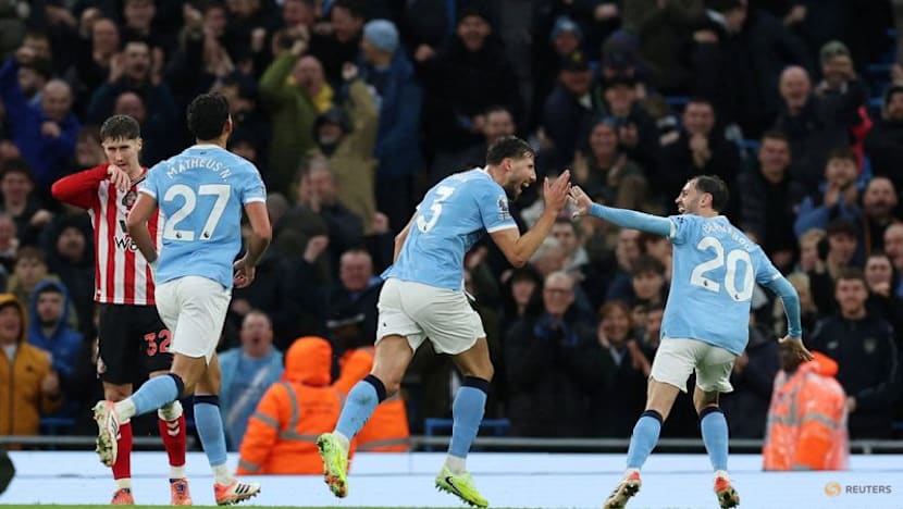 Manchester City narrow gap in table with dominant win over Sunderland
