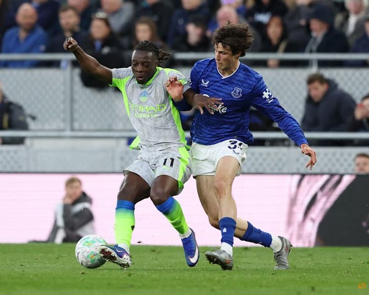 Man City drop points in title race after shocking draw with Everton