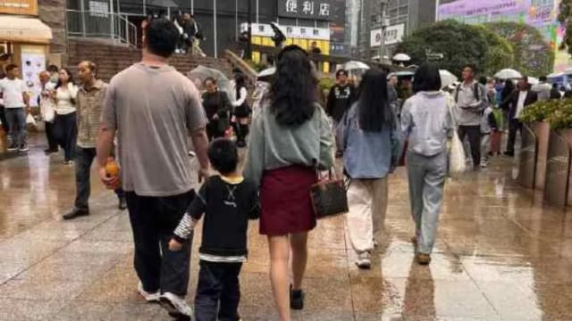 中国重庆“断崖式降温” 市民春夏秋冬穿上身