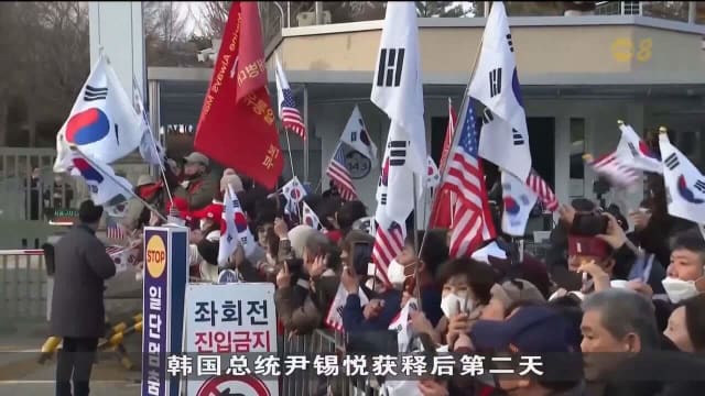 韩国首尔数十万民众再上街头 支持与反对尹锡悦民众示威对峙
