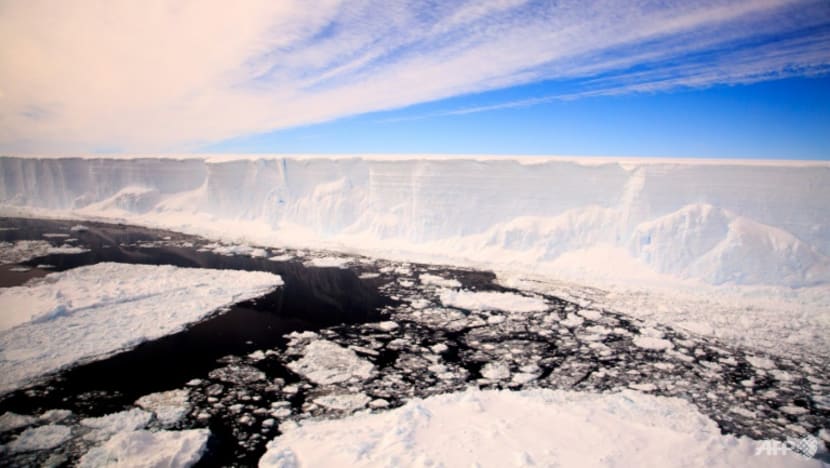 Antarctica sea ice melts to a record low Antarctica sea ice melts to a record low