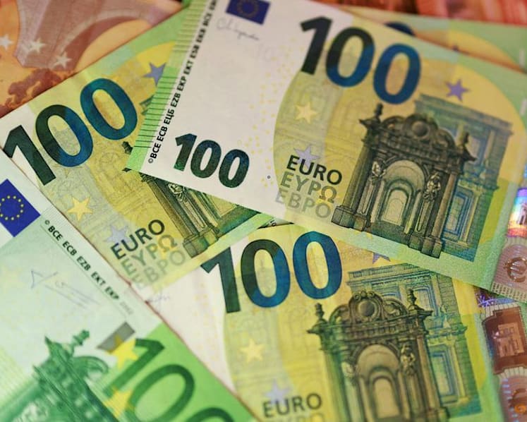 Dollar hits fresh 40-year high versus yen, edges down against euro