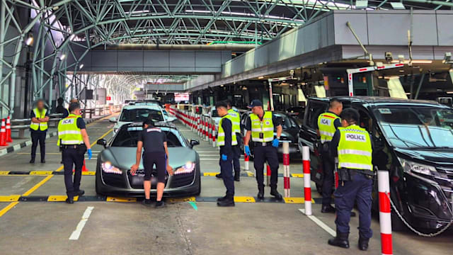 打击非法跨境活动 执法单位在关卡严查旅客车辆