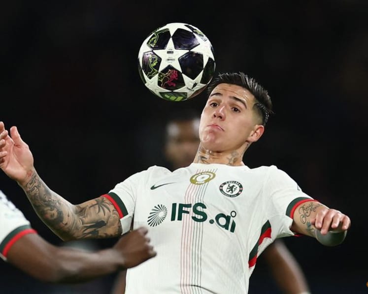 Kvaratskhelia late show as PSG crush Chelsea 5-2