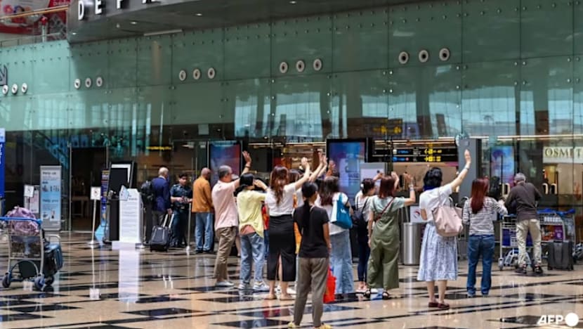 Lelaki diberkas hambur kata-kata kesat, cakar pegawai polis di Lapangan Terbang Changi