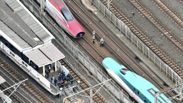 日本列车在行驶中两车厢突然分离