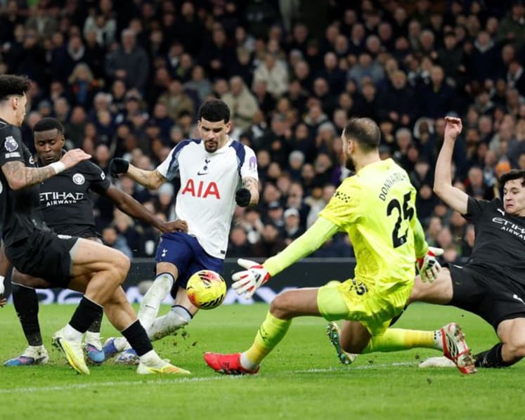 Man City and Villa slip up in title race, Man Utd win again