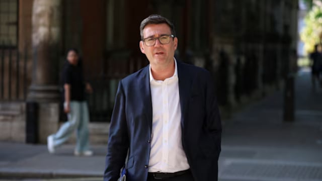 伯纳姆压倒性胜选工党党魁 有望任英国首相