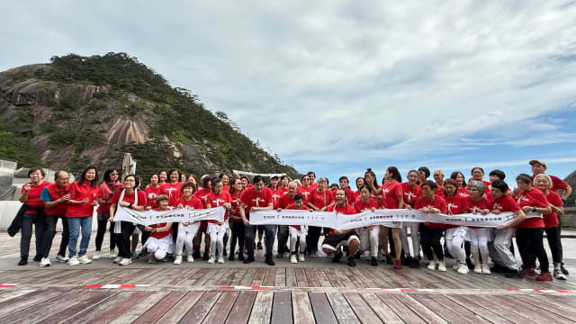 带百人登黄山跳拉伸操，东方比利计划打造“星光大道”旅游团