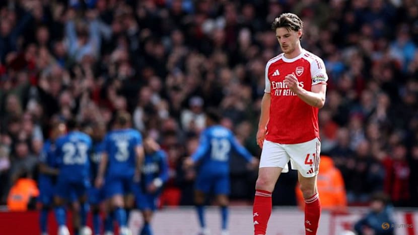 Stuttering Arsenal given title jolt, Liverpool end losing run