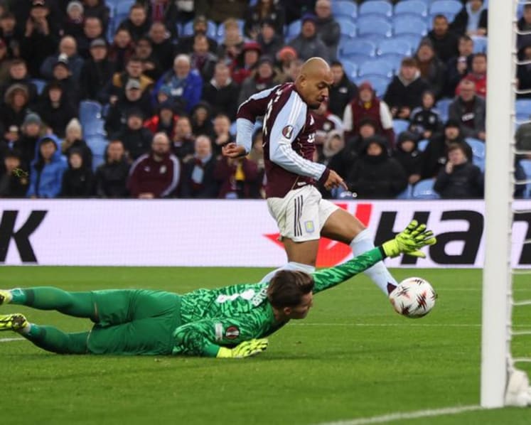 Roma tame Midtjylland, Malen double earns Villa win over Young Boys