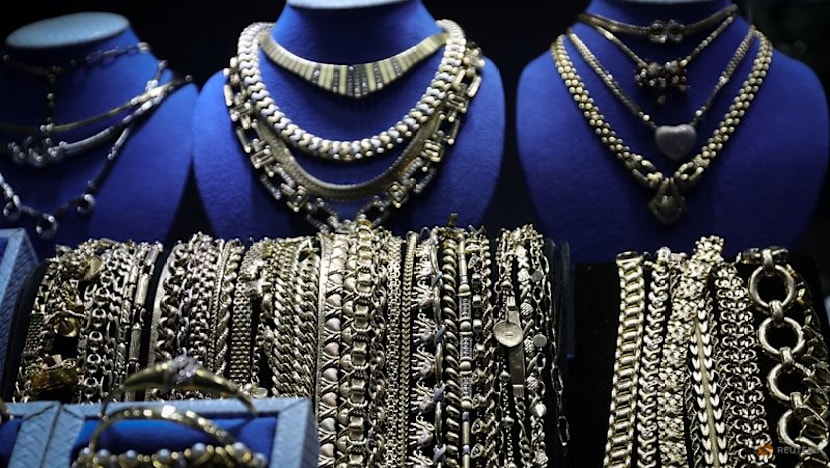 Gold, silver extend fall as CME margin hikes compound sharp selloff