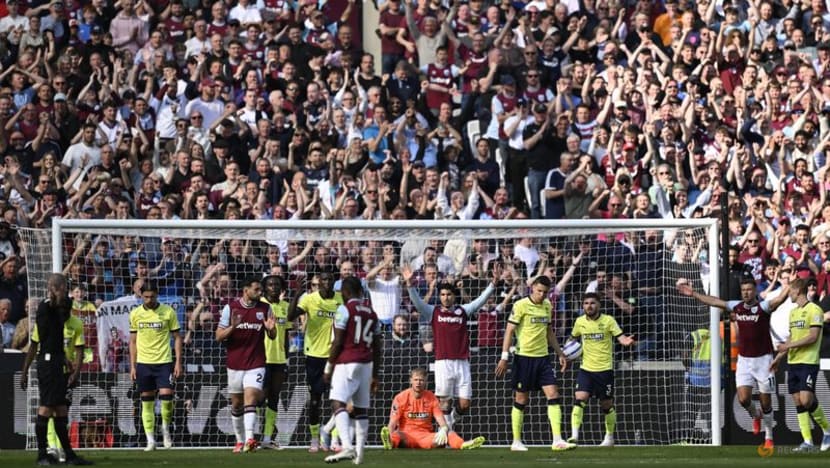 Southampton snatch 1-1 draw at West Ham with injury-time equaliser