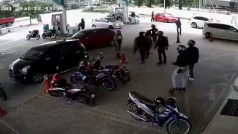 Peniaga didenda RM2,000 kerana cederakan pekerja stesen minyak Peniaga didenda RM2,000 kerana cederakan pekerja stesen minyak