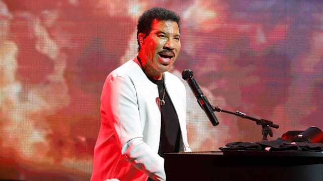 美国传奇歌手Lionel Richie唱一半晕眩坐地，演唱会紧急取消！