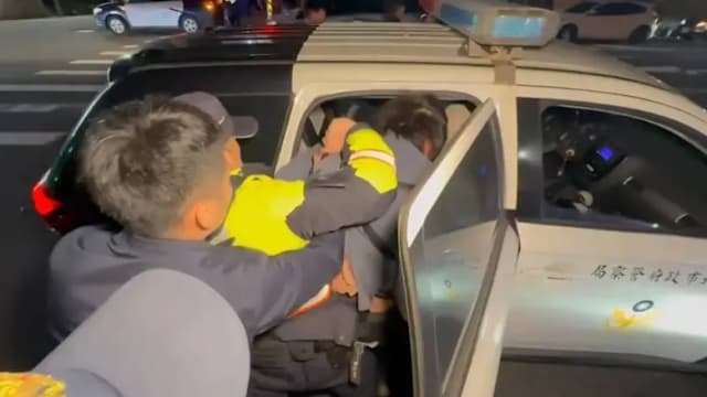 台湾惊传随机拦车砍人事件 五警员围捕时受轻伤