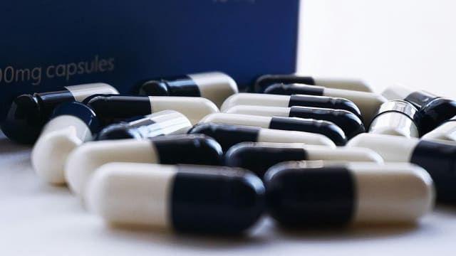 采用这个姿势吃药　让药效发挥得更快！