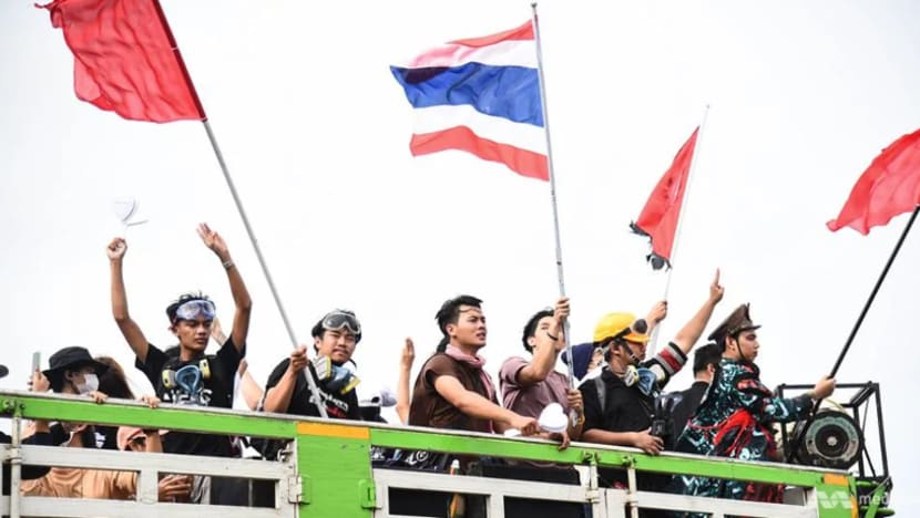Bantahan besar-besaran di Bangkok dikhuatiri cetus keganasan di Thailand Bantahan besar-besaran di Bangkok dikhuatiri cetus keganasan di Thailand