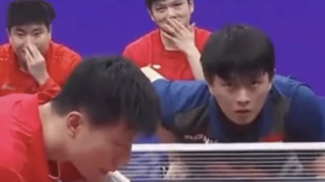 中国八强赛战狮城队 队友场边捂嘴笑有玄机
