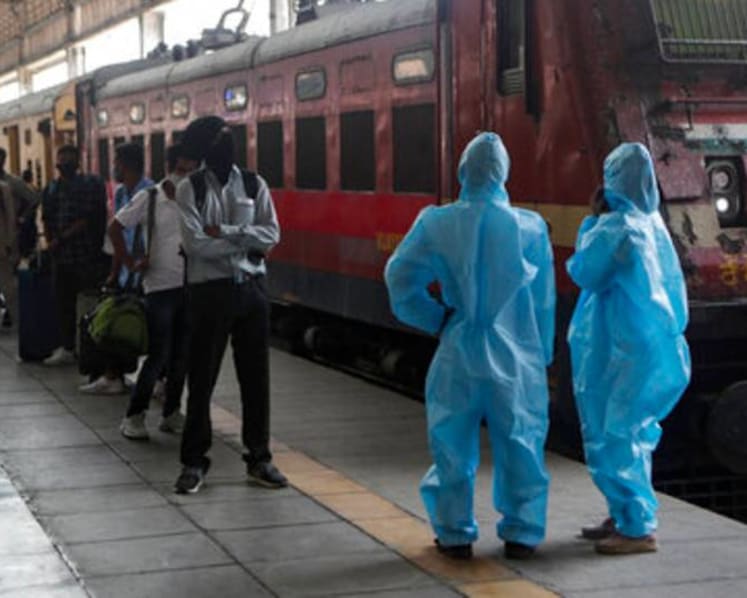 Day workers fill trains out of Mumbai as COVID-19 dries up jobs