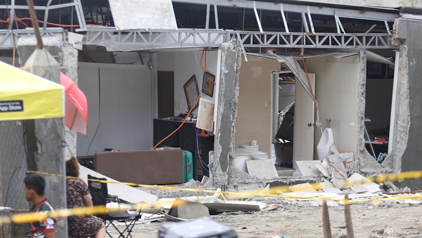 Powerful 7.4-magnitude earthquake strikes off southern Philippines, tsunami warnings issued Powerful 7.4-magnitude earthquake strikes off southern Philippines, tsunami warnings issued