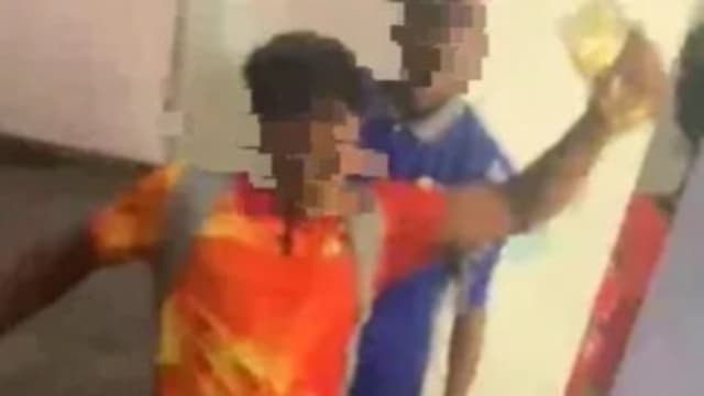 不满同校生骚扰女友 马国中学生纠众围殴对方被捕