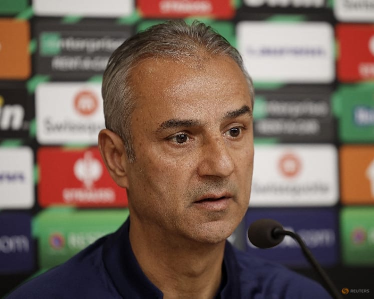 Fenerbahce coach announces resignation, club president tells him to stay
