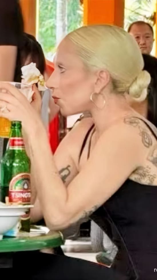 就在174号桌！Lady Gaga到麦士威熟食中心用餐，还为幸运粉丝签黑胶唱片