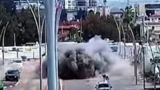 伊朗导弹击中道路 以色列男子路过被震倒重伤