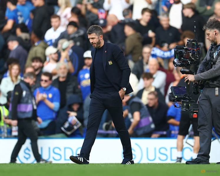 Pressure piles on Man United's Carrick after 2-0 defeat at Chelsea