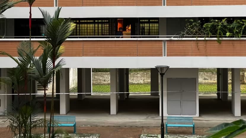 Bayi ditemui mati di kolong blok HDB Hougang; gadis 18 tahun bantu siasatan polis Bayi ditemui mati di kolong blok HDB Hougang; gadis 18 tahun bantu siasatan polis