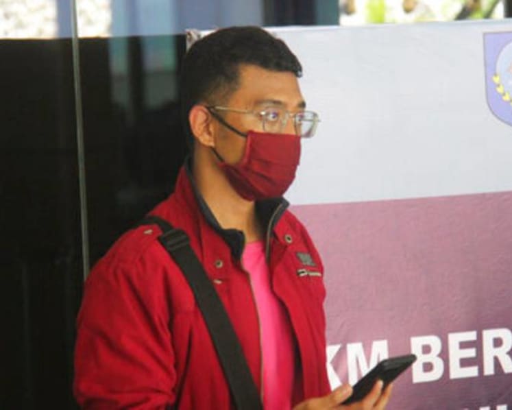 Man infected with COVID-19 poses as wife on Indonesian flight
